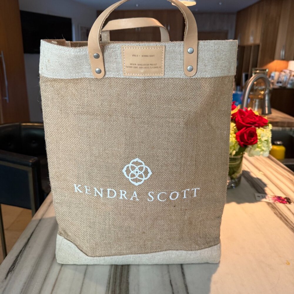 Apolis x Kendra Scott Market Bag in Natural with leather patch logo